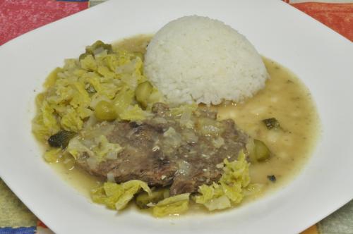 Jak uvařit labužnické dušené hovězí plátky s kapustou? Snadné recept, připravený za 45 - 60 minut